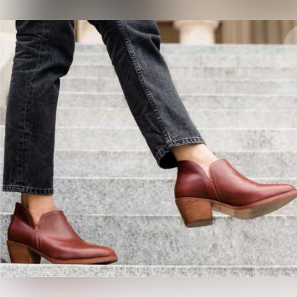 Nisolo Mia Ankle Boots in Auburn 7.5 Leather upper and sole. Fall Beauty